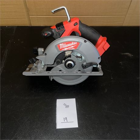 Retail $229.00 Milwaukee M18 FUEL 6-1/2 in. Circular Saw Tool Only