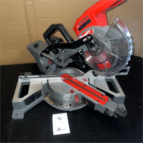 Retail $449.00 Milwaukee M18 FUEL 7-1/4 in. Dual Bevel Saw Tool Only