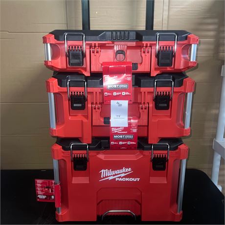 Retail $329.00 Milwaukee PACKOUT 22 in. Rolling Tool Box Set